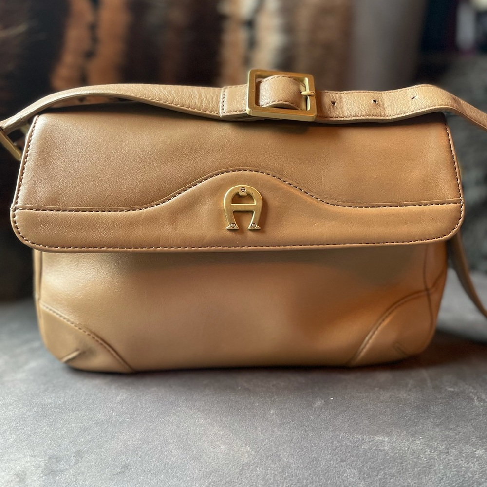 Vintage leather shoulder bag. Etienne Aigner